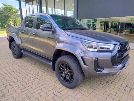 TOYOTA HILUX 2.8 D-4D TURBO DIESEL CD SRX PLUS 4X4 AUTOMÁTICO